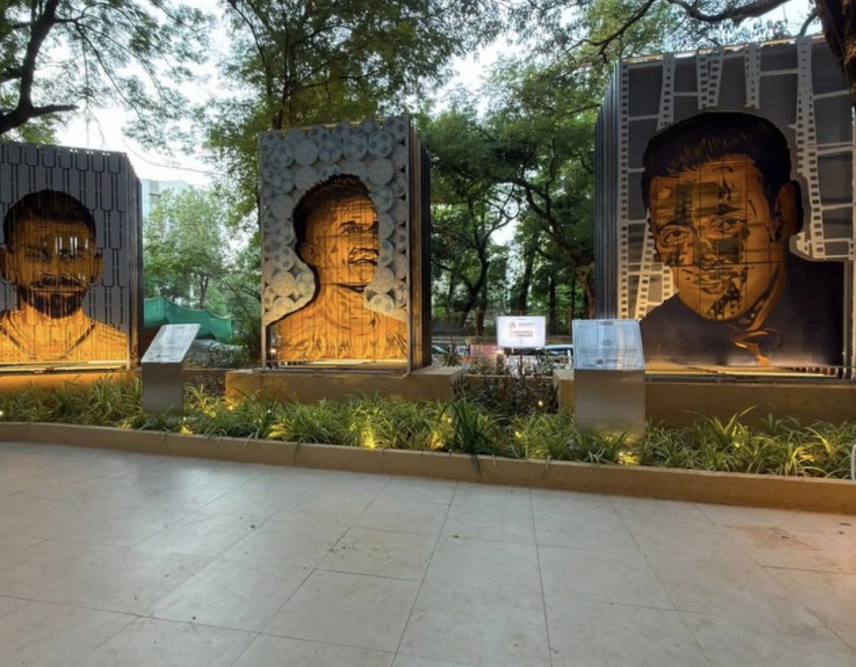 salmanuniv's tweet photo. #SalmanKhan’s Picture at the newly unveiled Legends Square in Bandra https://t.co/7tYGDV8Let