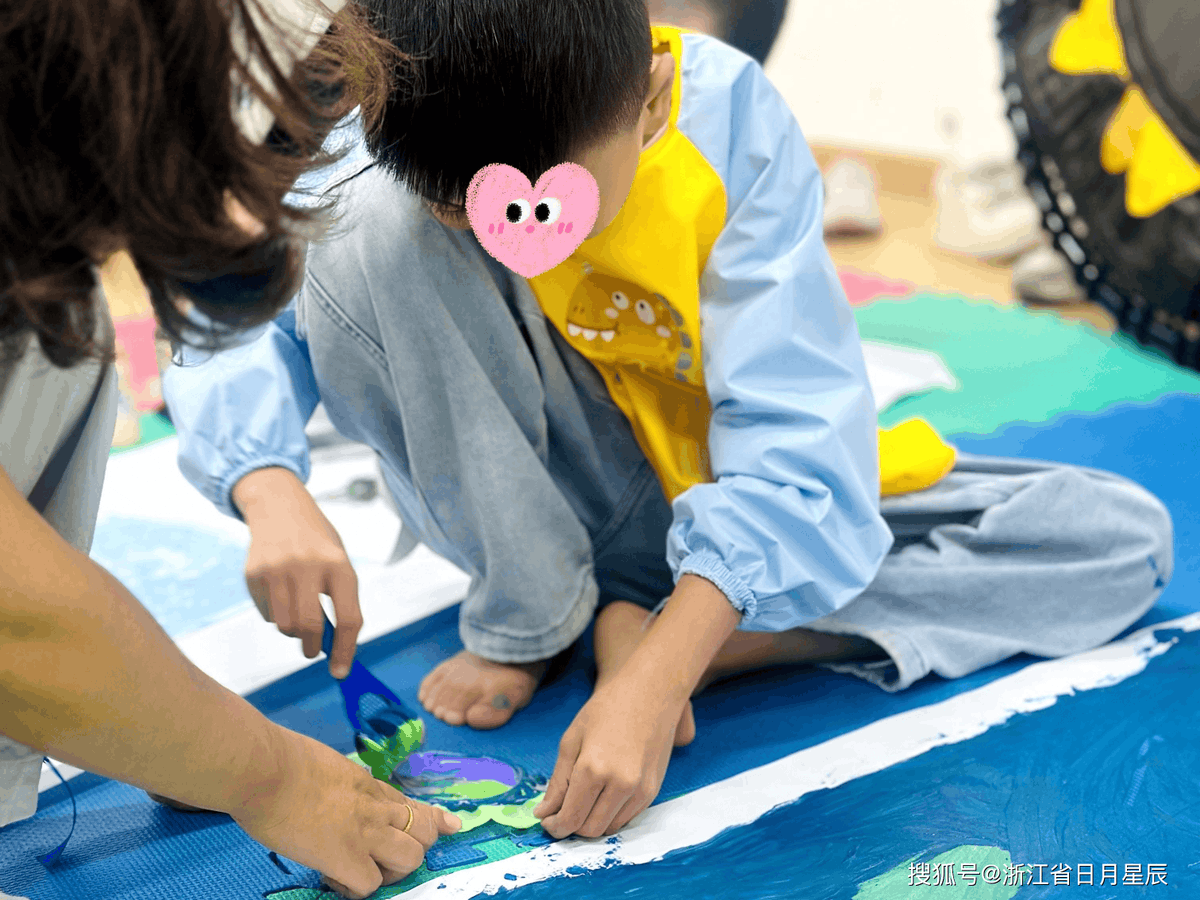 JudiBatchelor's tweet photo. Little artist u0026 mom's paint time! Spilling colors, big laughs, and a tiny masterpiece we'll frame forever  #FamilyFunTime， https://t.co/Mjw3ayhaNh
