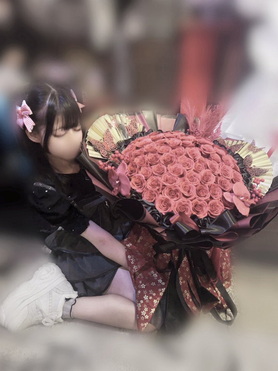 Tll_zzz's tweet photo. OIDEYASU ~一見さん大歓迎~にて
あいるさん宛に卓上花と花束出させて頂きました🎈 お誕生日おめでとう〜㊗️♥ https://t.co/9gNAmAAuzw