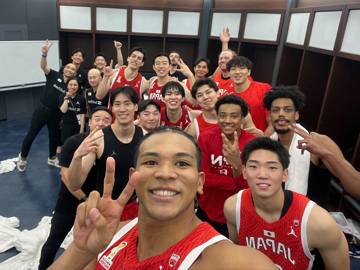 JAPAN_JBA's tweet photo. #AkatsukiJapan 男子日本代表🇯🇵

逆転勝利後、笑顔溢れるロッカールーム📸

#日本生命カップ2026 #日本一丸 https://t.co/XVirLO1u5S