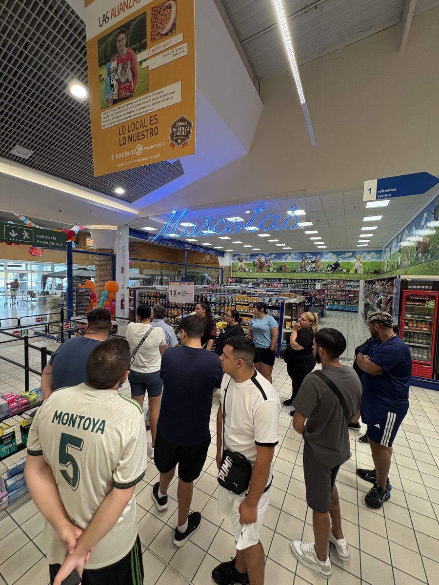 gitanos_org_CYL's tweet photo. 🛒 #AprenderTrabajando Salamanca visitó @eleclercsalamanca para conocer sus instalaciones, perfiles profesionales y oportunidades laborales.
👏 Gracias por abrirnos las puertas y acercar nuevas oportunidades a la juventud gitana.
@FondosUE_Esp @empleogob @MSocialGob @garantia_juv https://t.co/jkwKxZHGDQ