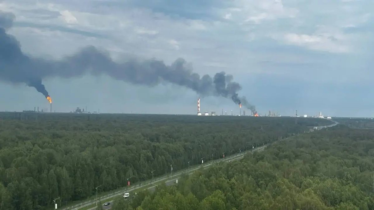 NOELreports's tweet photo. ❗️Explosions and a fire were reported at the ZapSibNeftekhim petrochemical and gas-fractionation complex in Tobolsk, Tyumen Oblast, after a reported Ukrainian drone attack. The facility processes up to 8 million tonnes of natural gas liquids annually and sits roughly 2,150 km from the frontline, making it a deep-strike target far inside Russia. #Russia