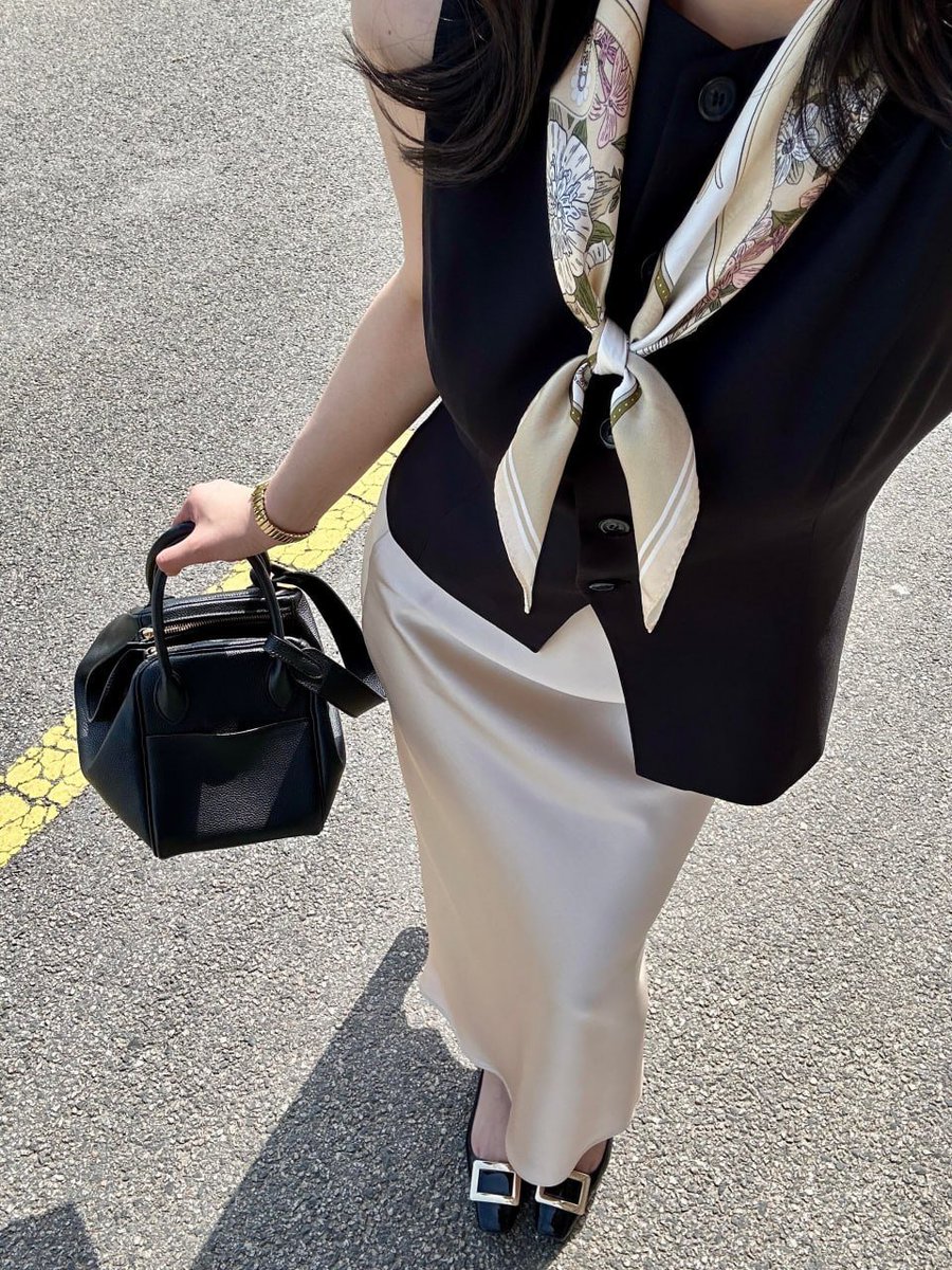 Zoeaall's tweet photo. Work outfits for the new week https://t.co/MwBbeRUN05