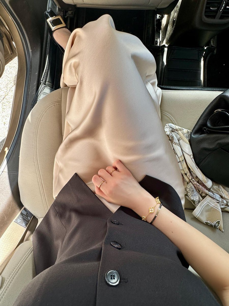 Zoeaall's tweet photo. Work outfits for the new week https://t.co/MwBbeRUN05