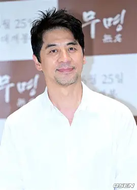 sattosi84's tweet photo. 사람들을 웃기던 배우 권오중이
어느 순간 방송에서 모습을 감추기 시작했습니다.
사람들은 궁금했을 것입니다.

‘인기가 떨어진 걸까.’
‘배우를 그만둔 걸까.’

하지만 이유는 전혀 달랐습니다.
그는 배우보다
아버지의 자리를 선택했습니다.

오랜 검사 끝에
아들이 극희귀질환을 앓고 있다는 사실을 알게 된 것입니다.

치료 방법조차 뚜렷하지 않은 상황.
아버지라면
하루에도 수없이 많은 생각이 들었을 것입니다.

‘내가 무엇을 해줄 수 있을까.’
‘아이에게 필요한 건 무엇일까.’

권오중은 결국
자신이 할 수 있는 일을 찾기 시작했습니다.

방송 활동을 줄이고
가족과 함께하는 시간을 선택했습니다.
그리고 아들을 더 깊이 이해하기 위해
사회복지사 자격증까지 취득했습니다.

단순히 아픈 아들을 돌보는 것에서 그치지 않고,
아이의 삶을 이해하고
조금이라도 더 가까이 다가가기 위해
스스로 공부한 것입니다.

시간은 그렇게 흘렀습니다.

아들이 대학에 입학하자
그 곁을 지켰고,
졸업하는 순간까지
함께했습니다.

누군가에게는
배우로서 활동하지 않았던 시간이
잃어버린 세월처럼 보였을지도 모릅니다.
하지만 권오중에게는
그 시간이야말로
인생에서 가장 소중한 시간이었을 것입니다.

배우에게는 수많은 역할이 있습니다.
누군가를 웃기기도 하고,
울리기도 하며,
때로는 다른 사람의 인생을 연기하기도 합니다.

하지만 권오중이 살아온 역할 가운데
가장 진심이 필요했던 역할은
어쩌면
‘아버지’였는지도 모르겠습니다.
카메라가 꺼진 뒤에도 끝나지 않는 역할.
대본도 없고,
정해진 결말도 없는 역할.

아들이 힘들 때 곁에 있어주고,
아들이 한 걸음 앞으로 나아갈 때 함께 기뻐하며,
아들의 인생을 묵묵히 지켜주는 사람.

그것이 아버지였을 것입니다.
사람들을 웃게 만들던 배우가
자신의 인생에서는
웃음보다 가족을 선택했습니다.

그리고 그 선택을 후회하지 않았을 것입니다.
우리는 때때로
성공한 사람을 보며
무엇을 이루었는지만 이야기합니다.

하지만 진짜 값진 삶은
무엇을 포기했는지에서 드러날 때도 있는 것 같습니다.
권오중에게 배우라는 이름은 잠시 내려놓을 수 있었지만,
아버지라는 이름만큼은
끝까지 내려놓을 수 없었던 것입니다.
사람들을 웃기던 배우가
가장 진심으로 살아낸 역할.

그것은 어쩌면
평생 단 한 번만 맡을 수 있는
‘아버지’라는 역할이었을지도 모르겠습니다. ❤️