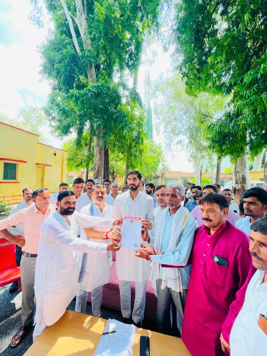 socialistaditya's tweet photo. बबराला के पीडब्ल्यूडी निरीक्षण भवन में समाजवादी पार्टी के पदाधिकारियों, कार्यकर्ताओं एवं क्षेत्रवासियों से आत्मीय संवाद हुआ। जनसमस्याओं को गंभीरता से सुना और उनके त्वरित समाधान हेतु अधिकारियों को आवश्यक निर्देश दिए। जनसेवा ही संकल्प, जनहित ही प्राथमिकता। https://t.co/aVBPdXLmkW