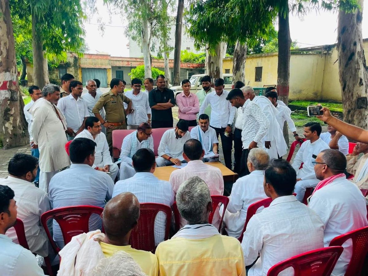 socialistaditya's tweet photo. बबराला के पीडब्ल्यूडी निरीक्षण भवन में समाजवादी पार्टी के पदाधिकारियों, कार्यकर्ताओं एवं क्षेत्रवासियों से आत्मीय संवाद हुआ। जनसमस्याओं को गंभीरता से सुना और उनके त्वरित समाधान हेतु अधिकारियों को आवश्यक निर्देश दिए। जनसेवा ही संकल्प, जनहित ही प्राथमिकता। https://t.co/aVBPdXLmkW