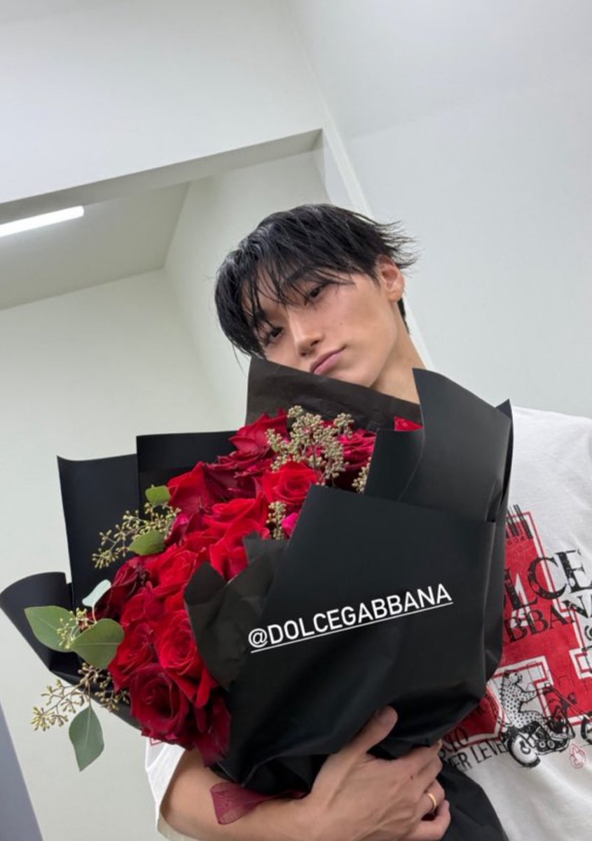 allforsan710's tweet photo. I love how San always got big flowers bouquet from brands. Like yes please keep giving flowers to our guardian of romance and a florist wannabe 🥹❤️ https://t.co/7e3oW2T9c9