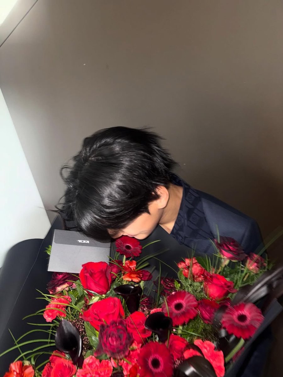 allforsan710's tweet photo. I love how San always got big flowers bouquet from brands. Like yes please keep giving flowers to our guardian of romance and a florist wannabe 🥹❤️ https://t.co/7e3oW2T9c9