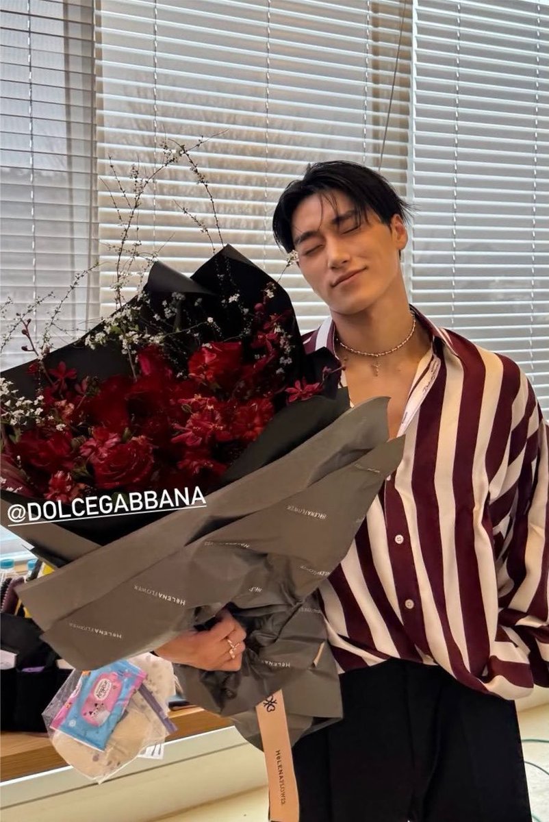 allforsan710's tweet photo. I love how San always got big flowers bouquet from brands. Like yes please keep giving flowers to our guardian of romance and a florist wannabe 🥹❤️ https://t.co/7e3oW2T9c9