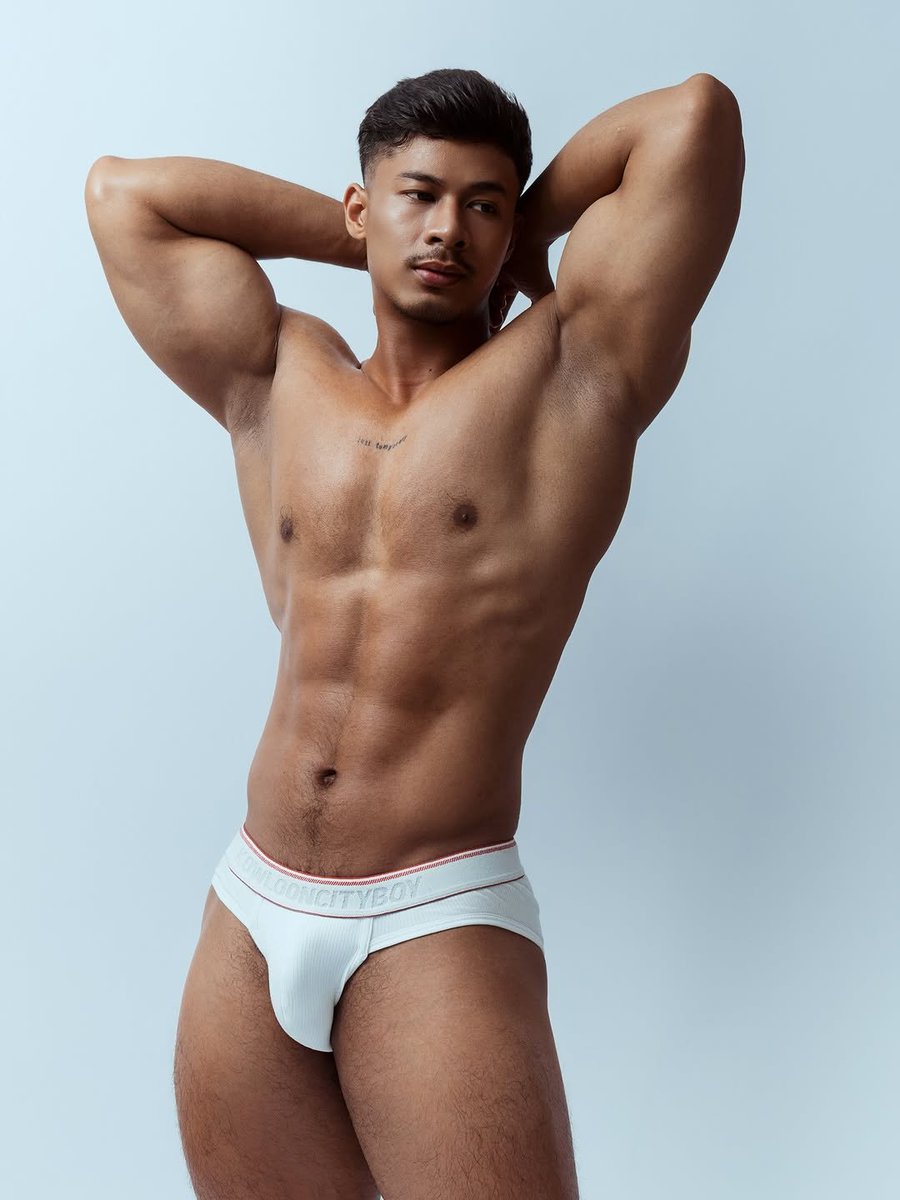 ddadddaddy's tweet photo. Hein htet aung Mister Internasional 2024 myanmar in swimsuit

Dia ini bisa di bilang  salah satu Mega favorite buat winner mister International 2024 di jaman nya sih..barengan sama Glenn Victor
Tapi sayang dia ga masuk jajaran semifinalist.
Lebih cocok ke body builder https://t.co/yPXPRNAWvW