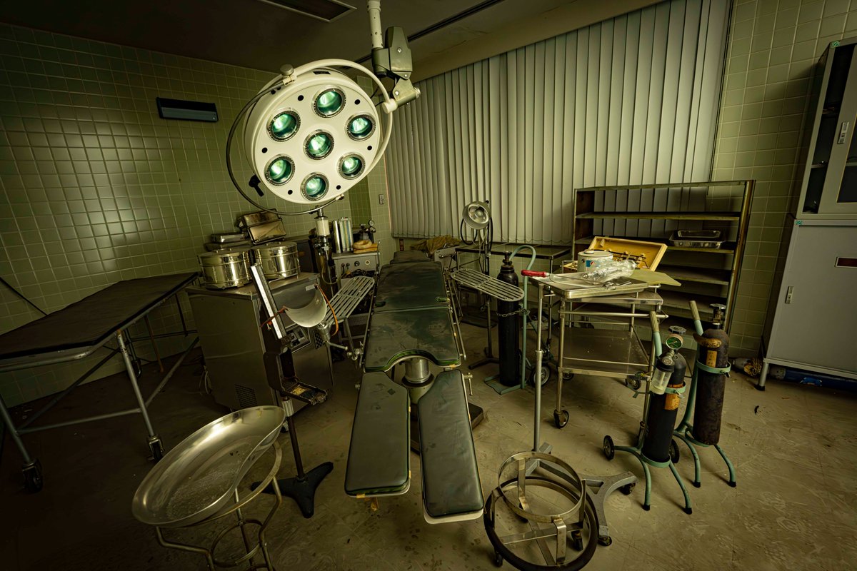 komamasa's tweet photo. 街の中でポツンと廃墟となった医院
#廃墟　＃Urbex　＃abandoned https://t.co/x4QSOD7oGT