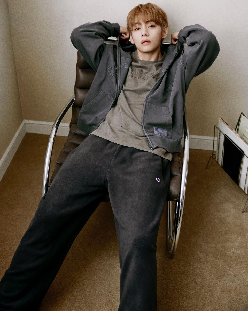 tangmotwit's tweet photo. กรี๊ดดดดดด รูปโปรโมทมาแล้วทุกคนนนนนนน
แทฮยองเป็น Global Brand Ambassador ของ Champion แล้วดูจริตการโพส มาขนาดนี้มีหรือจะไม่ซื้อ เอาเงินพี่ไป!!!!!!!

V CHAMPION GLOBAL AMBASSADOR
KIM TAEHYUNG FOR CHAMPION
#TAEHYUNGxCHAMPION
#VxCHAMPION https://t.co/4dLseQAQle