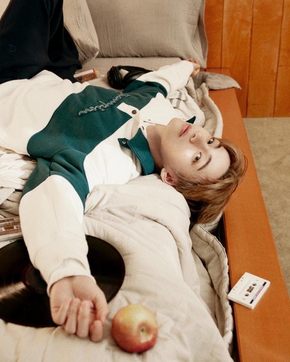 tangmotwit's tweet photo. กรี๊ดดดดดด รูปโปรโมทมาแล้วทุกคนนนนนนน
แทฮยองเป็น Global Brand Ambassador ของ Champion แล้วดูจริตการโพส มาขนาดนี้มีหรือจะไม่ซื้อ เอาเงินพี่ไป!!!!!!!

V CHAMPION GLOBAL AMBASSADOR
KIM TAEHYUNG FOR CHAMPION
#TAEHYUNGxCHAMPION
#VxCHAMPION https://t.co/4dLseQAQle