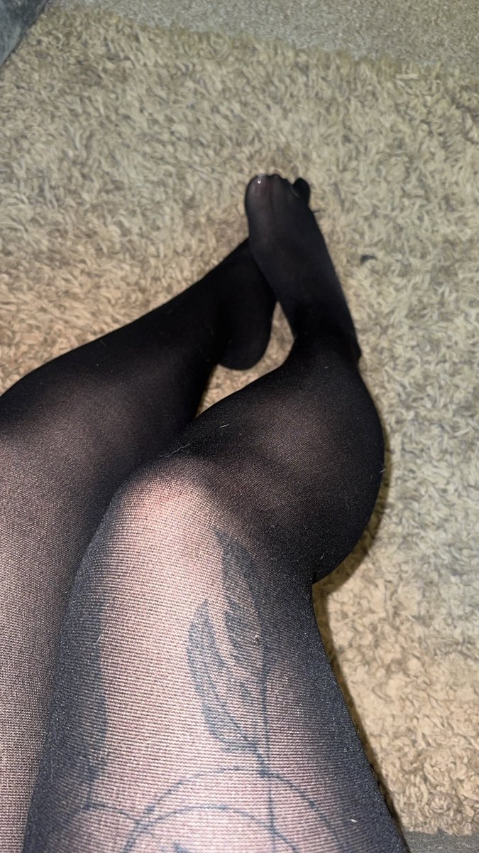 QueenGeorgiax's tweet photo. Nylons = simps approaching https://t.co/xmwdv8QrnP