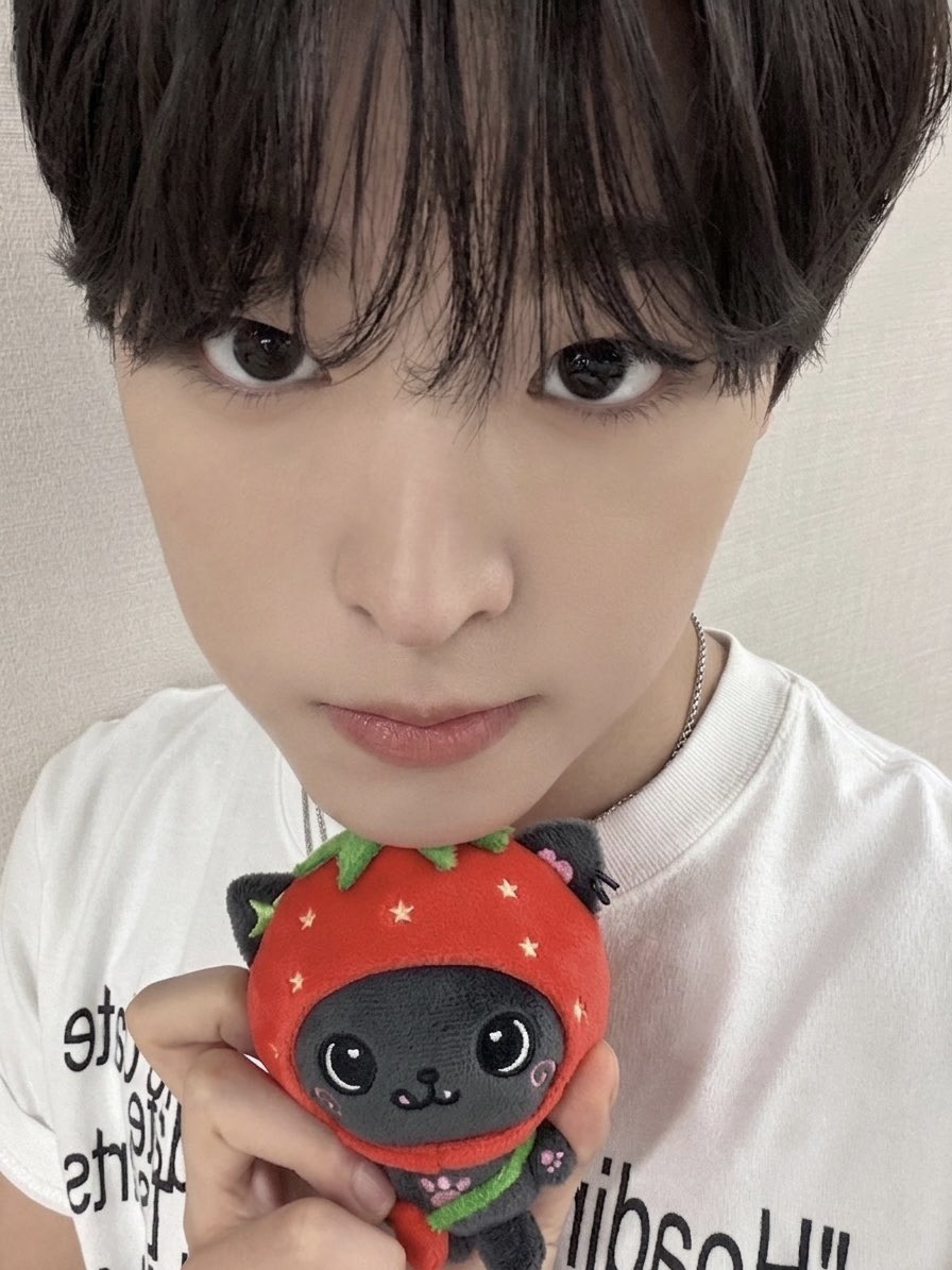 mahamham_e's tweet photo. 아니 그러니까 지금 이 귀염뽀짝새침프리티 햄햄이 포카를 세상에서 단 한 사람만 가질 수 있다는 거잖아. 진짜 말도 안 되는데? 이런 사람 여럿 살릴 포카는 제발 많이좀 찍어줘!!!!!!!ㅠ https://t.co/mwleGJOhmu