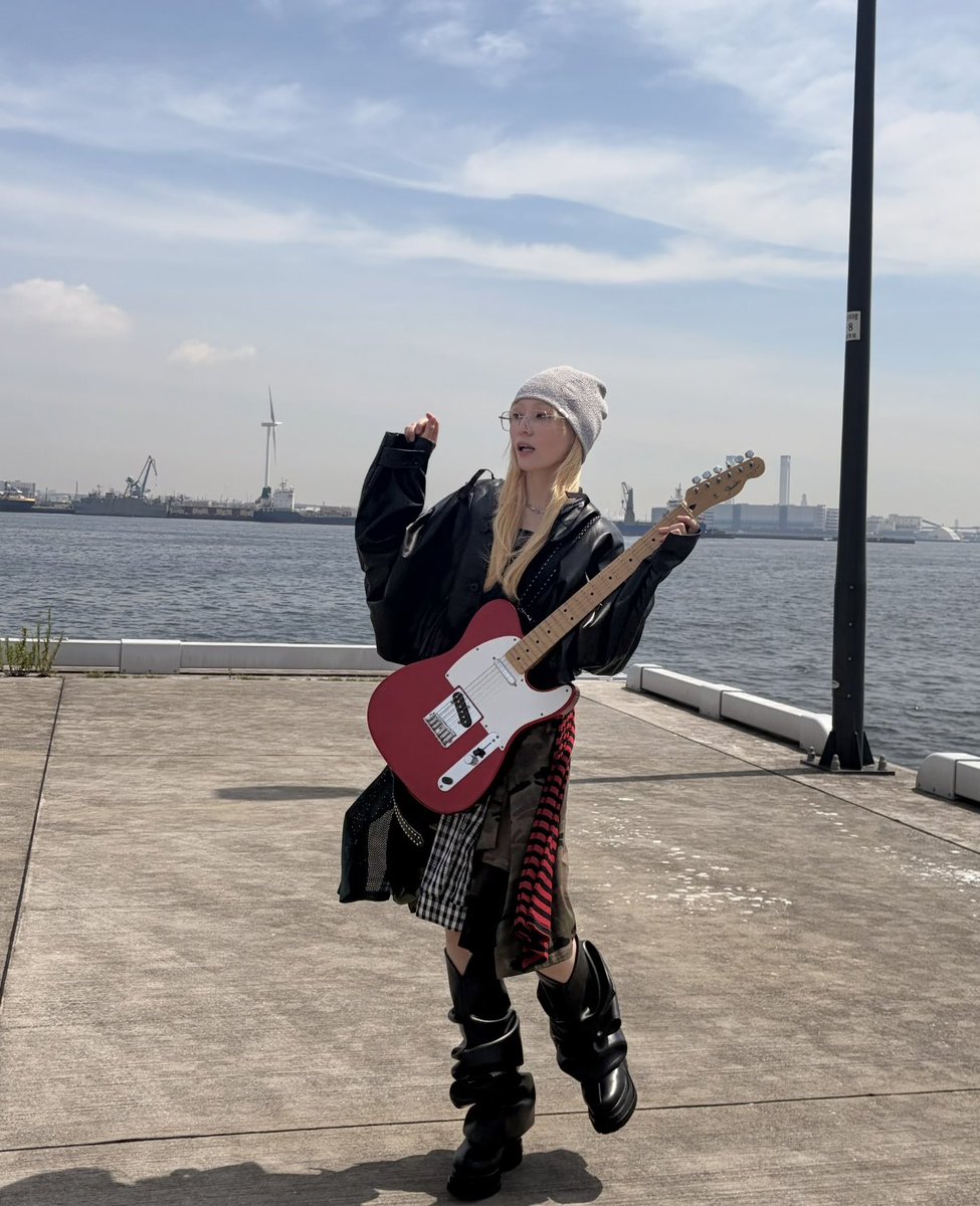 77oakr's tweet photo. ボートレース2026TVCMソング「ボーイゼンガールズ」のMVが公開されました！私の音楽人生の“ゼロ”でもある、初めて買ってもらったテレキャスターを実家から送ってもらい撮影に臨んだMVです。たくさんの人の想いとパワーが詰まった作品になりました!!!ぜひ観てね🚣
https://t.co/SGcavkqBiE https://t.co/EucULYggc0