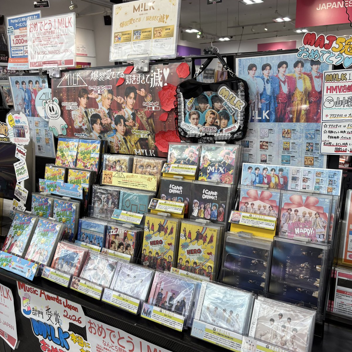 _yjsd's tweet photo. 今日寄ったhmvの装飾すごかった😸 https://t.co/gQCOAzX20j