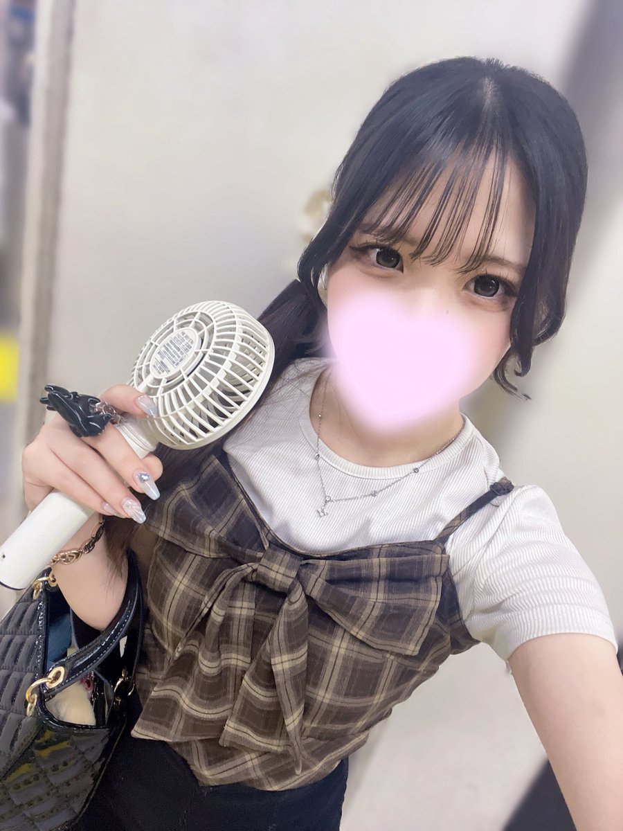 zerozero_mana's tweet photo. お盆休みだね🎐🤍
帰省中のお兄さんも、お休みのお兄さんも… 少しだけ私に時間くれませんか？🫶
今日も3時までいるよ✨ 会いに来てくれたらうれしいな♡ https://t.co/xEEZVB6ZTg