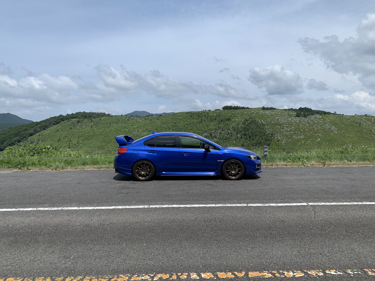 subaru_hanter's tweet photo. 今日は久しぶりに、秋吉台をドライブしてました🚙💨
曇り空で少し雨も降ってましたが、晴れ間も見えてドライブ日和でした☀️ https://t.co/lIqTvq3ipC