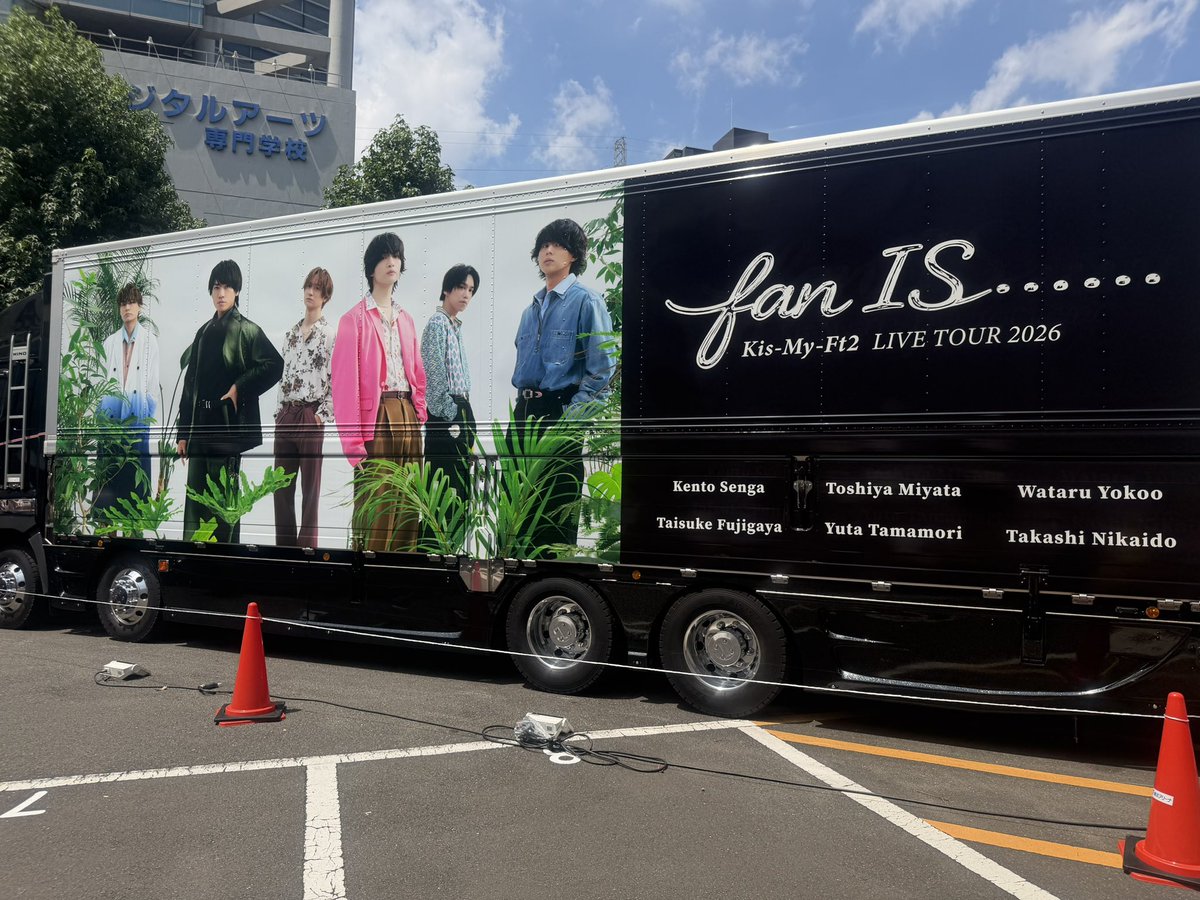 Tamaaa__17's tweet photo. Kis-My-Ft2デビュー15周年おめでとう✨️
デビュー日に玉ちゃんに会えて幸せでした！💛
金髪玉ちゃんかっこよかった🫶🏻︎

OP黒の衣装と紺にゴールドの⛓️ジャラジャラ付いてる衣装好き！♡

運命とtouchだった✨️

玉ちゃんかっこよくてかわいかったー

#キスマイ史上最高のキスを
#KisMyFt2_fan15 https://t.co/cxe10wab9L