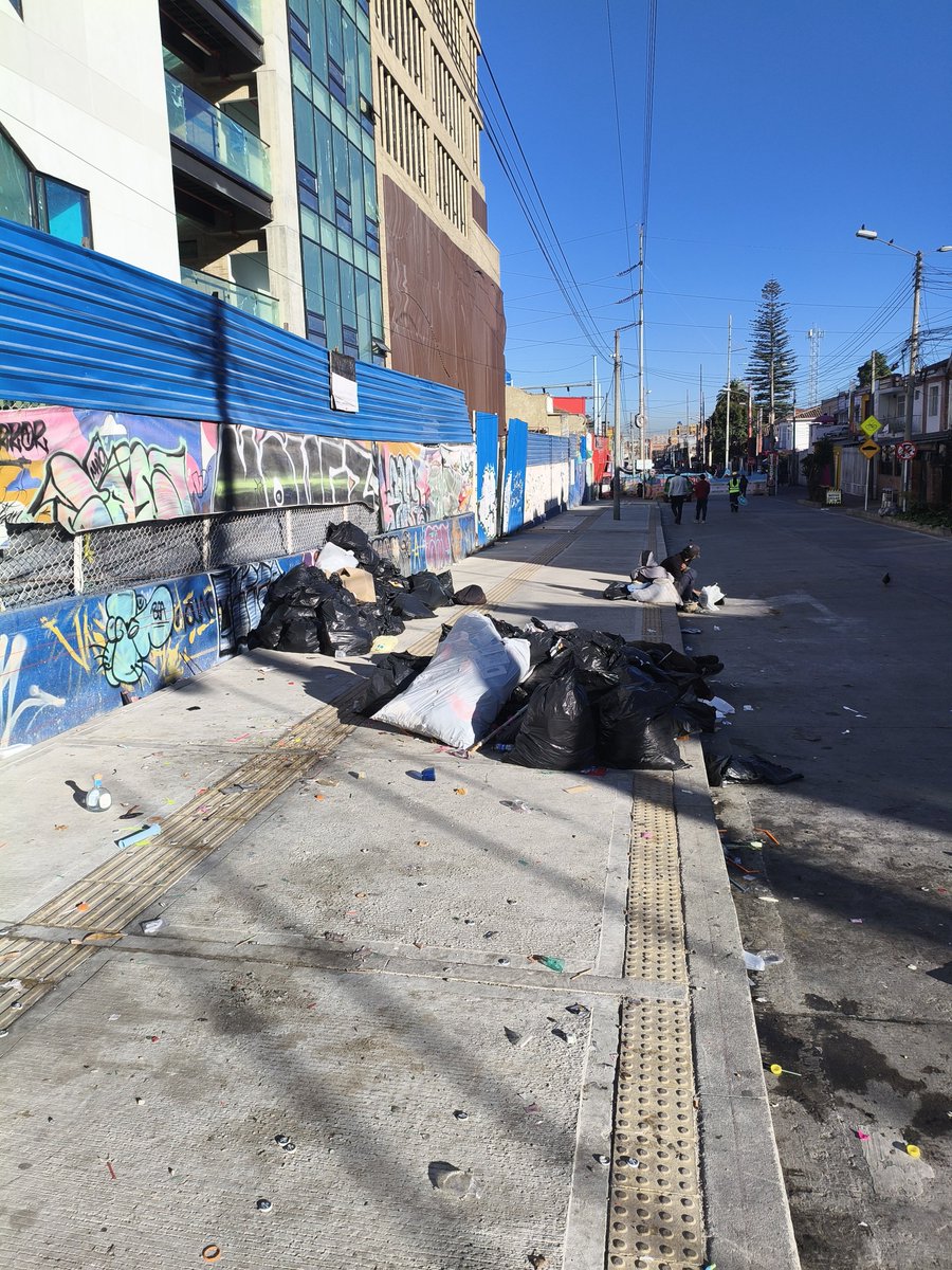 RAULLEALB's tweet photo. @uaesp @Superservicios @Bogota @ConcejoDeBogota @PGN_COL continúan los problemas de basura en la localidad de @barriosunidos nadie soluciona nada la alcaldía local no sirve para nada! https://t.co/YbQX037CY1