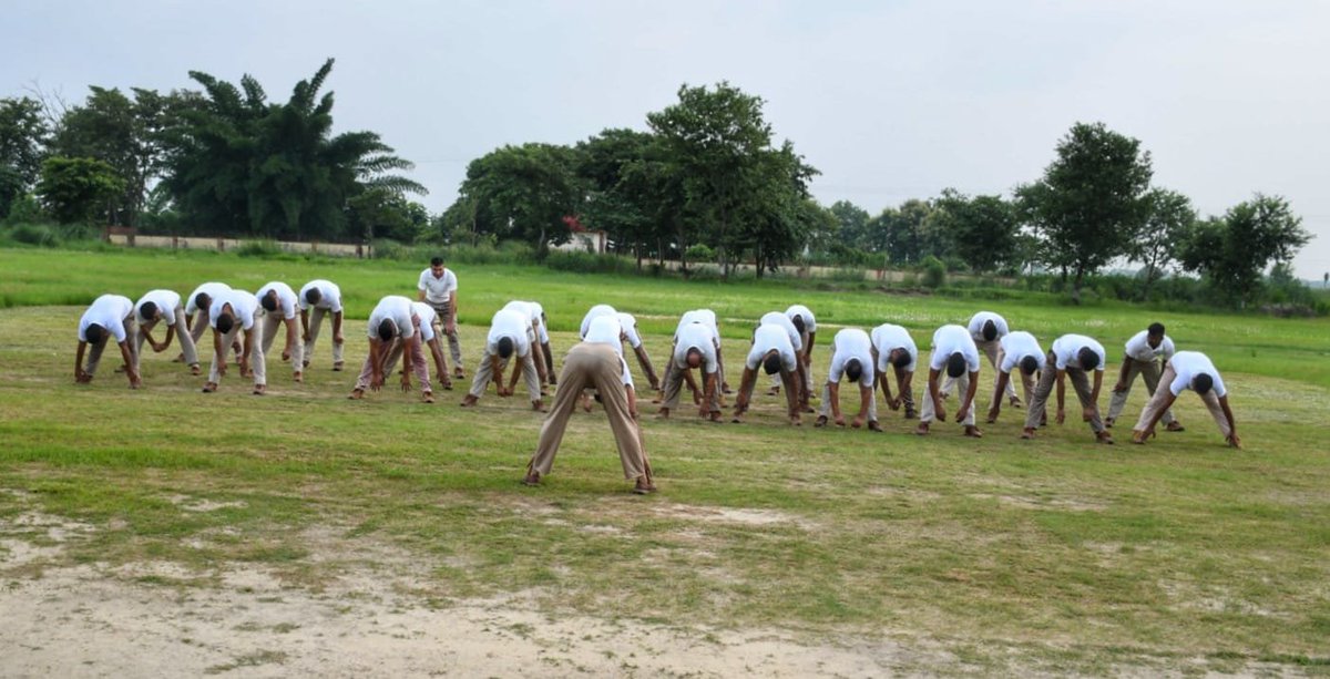 9BnSSB_INDIA's tweet photo. अनुशासन, फिटनेस और समर्पण के साथ SSB 09वीं वाहिनी, बलरामपुर के जवान नियमित पीटी के माध्यम से शारीरिक दक्षता एवं परिचालन क्षमता को निरंतर सुदृढ़ कर रहे हैं।
#SSB_INDIA #SSBFTRLUCKNOW #SSBSHQGKP #PhysicalTraining #OperationalReadiness #SeemaSuraksha #NationFirst https://t.co/V2jfU0J2dv