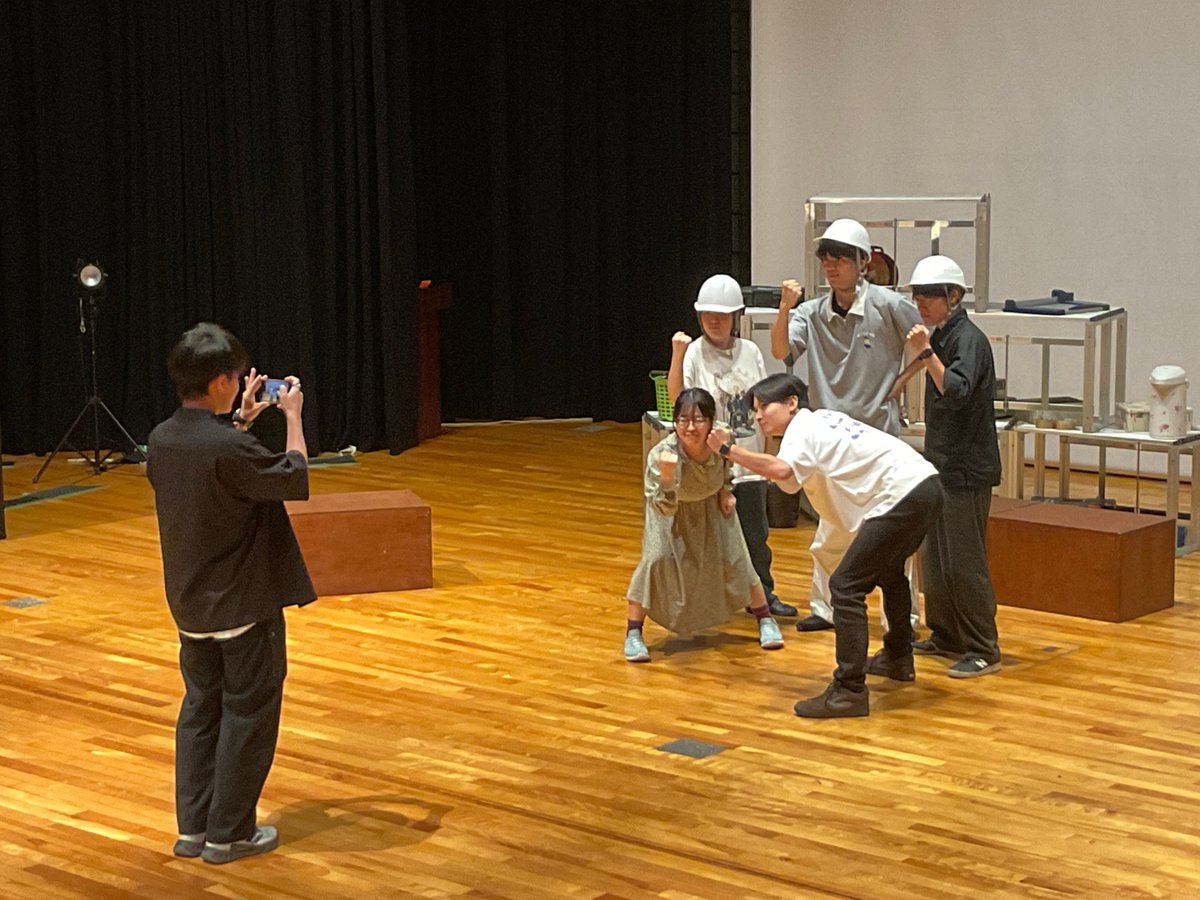 edutainmentsu's tweet photo. 今年のエデュテイメンツ公演「継ぐまちファクトリーZ」の上演まであと4日！
学生達がヘルメットをかぶり出し、握りこぶしだったので何が起きたのかと思ったら、SNS用のカウントダウン動画の撮影でした。工場のセットにあったヘルメットをかぶってたのですね。学生運動が始まったのかと思いました(本多) https://t.co/KzhVaUaMPa
