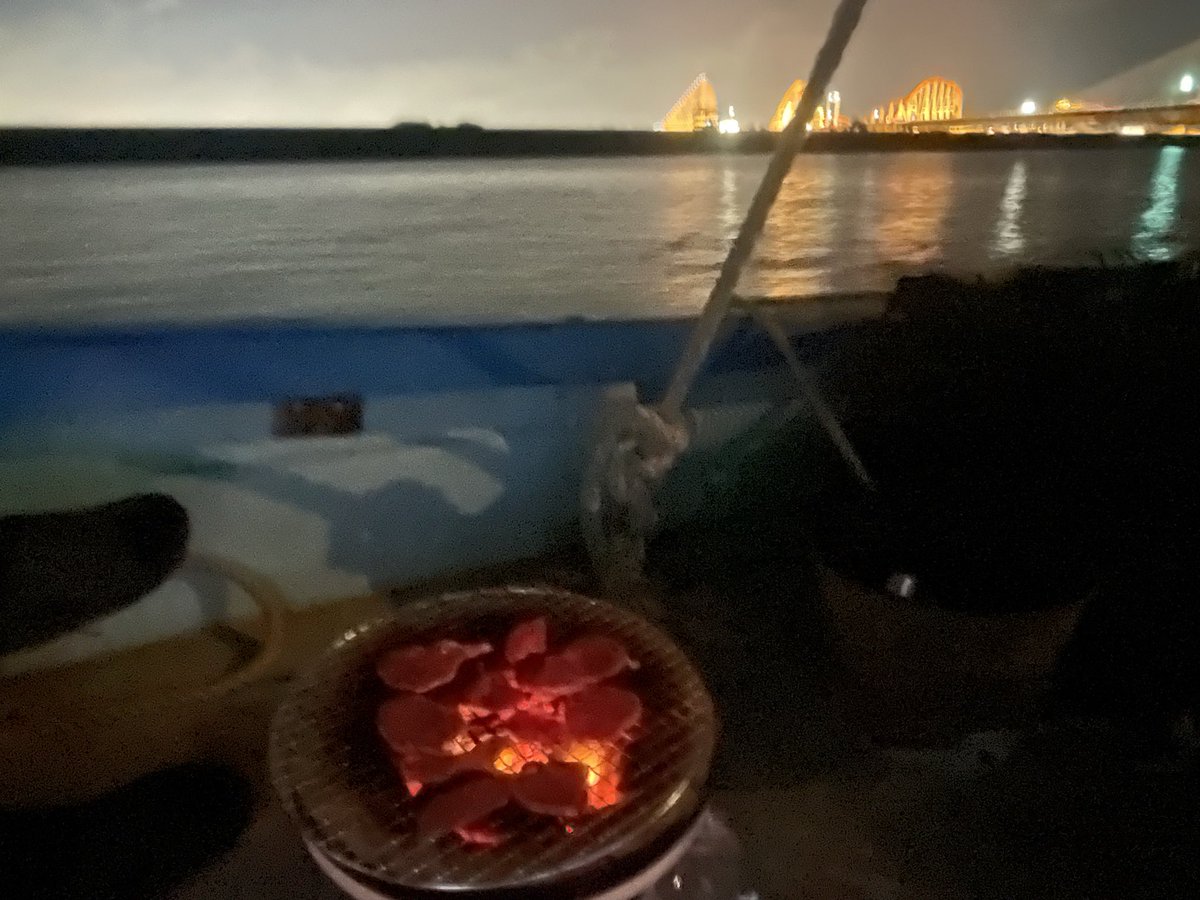 AxqDr's tweet photo. 花火見ながら、船の上で焼肉🍖 https://t.co/ckqA7U0TdG