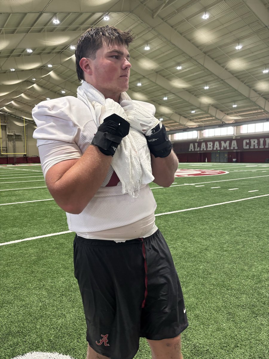 _NickKelly's tweet photo. Alabama LT Jackson Lloyd, via @BruceFeldmanCFB’s Freaks List: 

Bench: 505
Squat: 760
Power clean: 365
Vertical jump: 33 inches
Broad jump: 9-6

And he’s 6-7, 317 pounds. https://t.co/5tH1lzJQDv