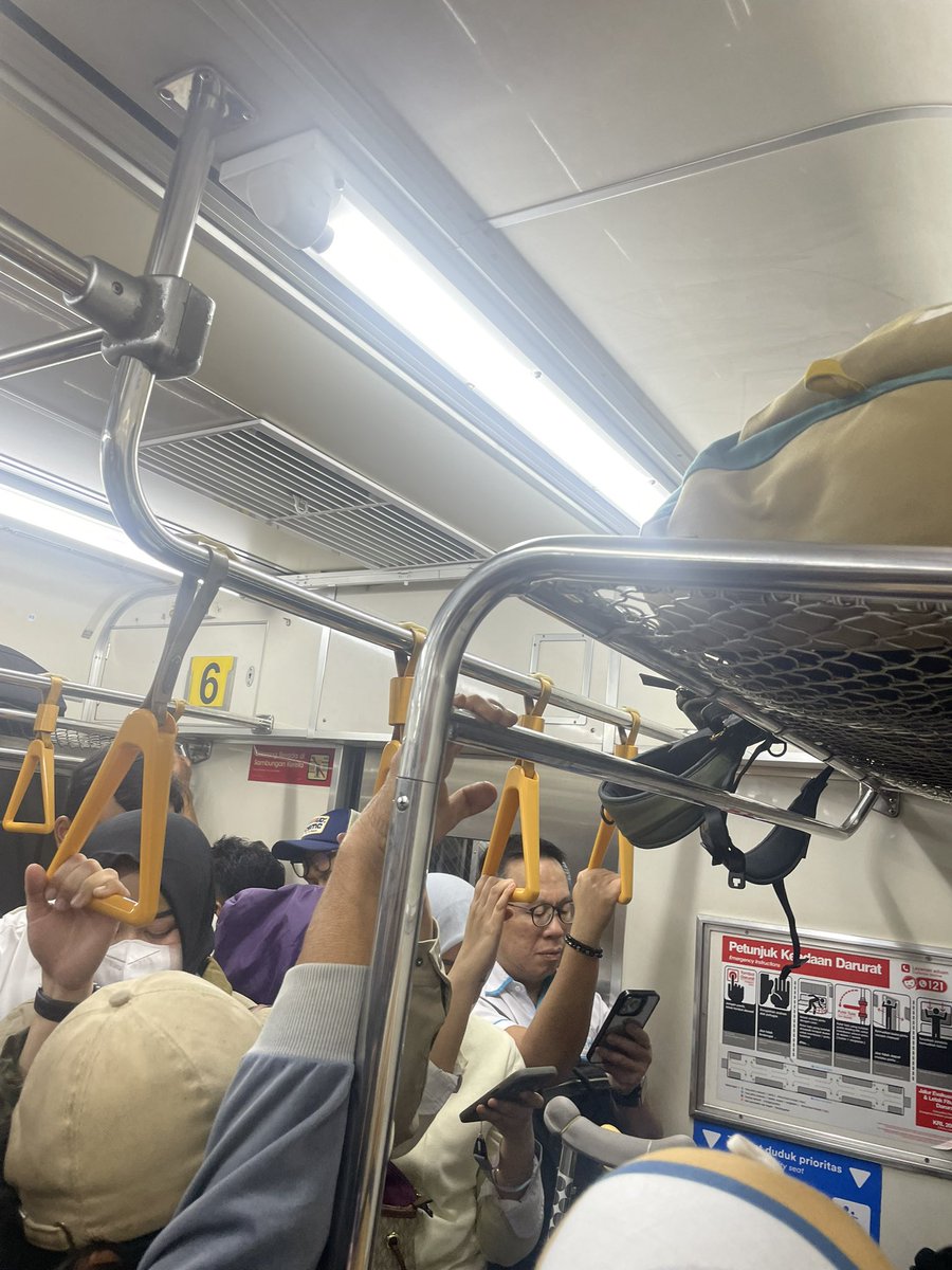 midnight_junee's tweet photo. Eh greenline kenapasih @CommuterLine pas berangkat berenti lama antara di Palmerah atoga pas mau masuk tanah abang. Nah ini ada yang baru lagi pas mau pulang malah berenti lama banget di sebelum masuk sudimara trs tiba-tiba nuruninnya di peron yang mau berangkat ke tanah abang 🙄 https://t.co/Z599TaW7tv
