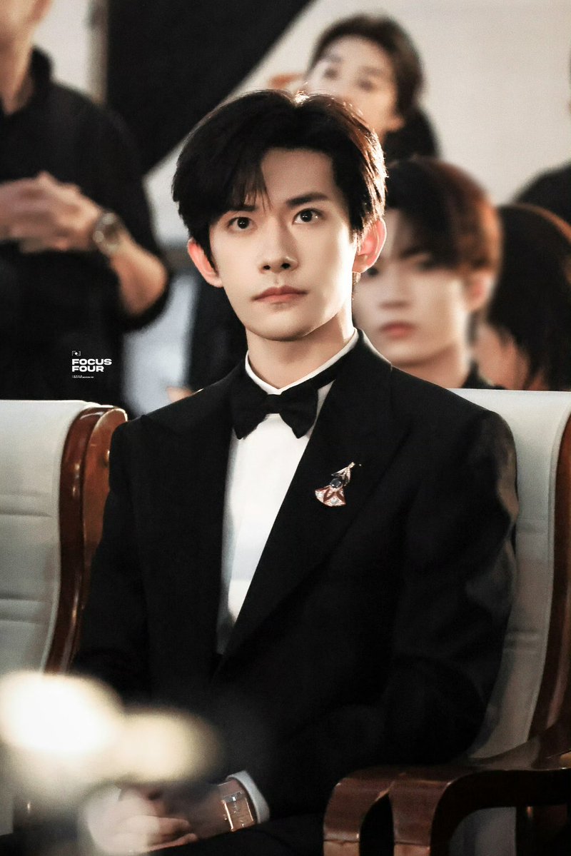 thejacksonyee_'s tweet photo. Jackson looking dashing at the 38th Hundred Flowers Awards ceremony, changed into black bowtie!🤵🏻😍

#JacksonYee #易烊千玺 https://t.co/8ay11L4Axn