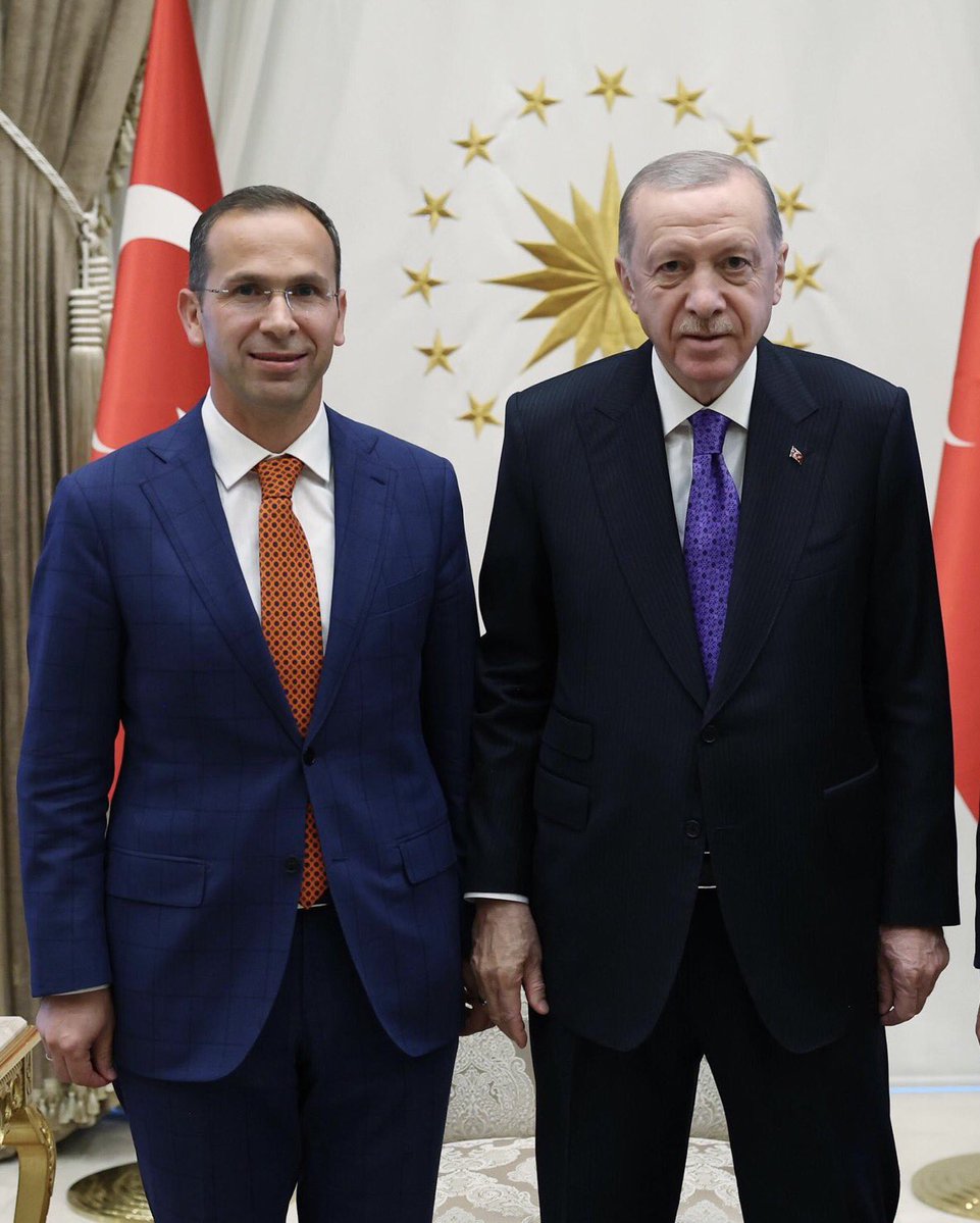 salihcora's tweet photo. 🗓️10 Ağustos 2014

Milletimizin doğrudan oylarıyla seçilen ilk Cumhurbaşkanımız Sn. Recep Tayyip Erdoğan, %51,79 oyla Türkiye’nin siyasi tarihinde yeni bir dönemin kapısını araladı.

Aradan geçen 12 yılda; darbecilere diz çöktüren, milli iradeyi siyasetin merkezine yerleştiren, Türkiye’nin savunmadan teknolojiye, ulaştırmadan enerjiye, diplomasiden ekonomiye kadar kendi gücünü ve imkanlarını büyüten bir liderlik ortaya koydu.

12 yıl önce milletin teveccühüyle başlayan bu yolculuk, bugün milletimizin duası, desteği ve iradesiyle devam etmektedir.

#MilletinAdamı
#MilletinCumhurbaşkanı