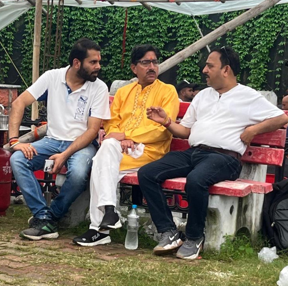 rishav_pandav's tweet photo. आज #बैजनाथ स्थित #खीर_गंगा_घाट में सावन माह के शुभ अवसर पर आयोजित भंडारे में अपनी भागीदारी सुनिश्चित की एवं कर सेवा कर प्रसाद ग्रहण किया...🙏🙏🙏
#हर_हर_महादेव

रिशव पांडव https://t.co/GzHyZoOruQ