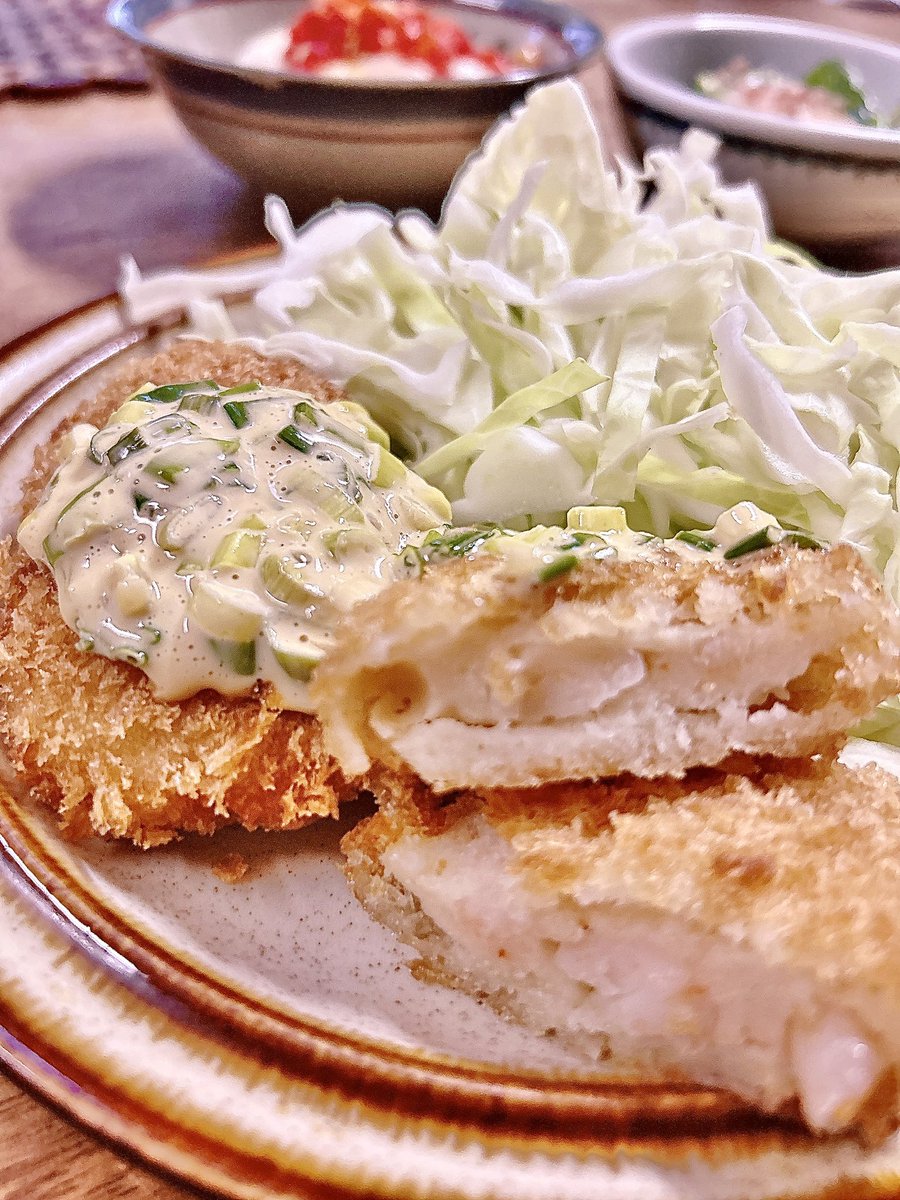 tettyun__'s tweet photo. #おうちごはん    #自炊記録

本日の晩ごはんだよー👨🏻‍🍳🍴*。 

🍳エビカツの香味タルタルソース
🍳サラダほうれん草の和風ドレッシング和え
🍳くずし豆腐の塩トマトやっこ

今日のメインはエビカツ〜っ🦐
揚げ済みのを使用したので
トースターでこんがり焼き目をつけただけ🧑🏻‍🍳🍽

副菜も含めて
今回は火を全く使わなかったので
暑さにやられることもなく
パパっと美味しく出来ました😊✌️

( > ·̫ <)👍🏻🌟🥇