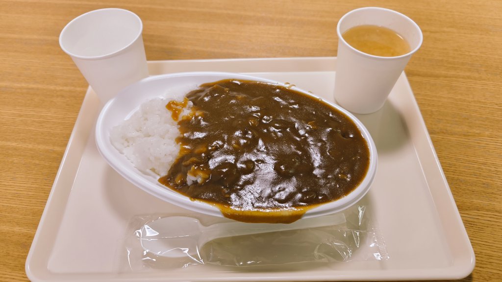 chan_fk_chan's tweet photo. いろいろごちゃ混ぜですがやはりアクスタ忘れたのが悔やまれるマリオンクレープとホテルでもらった工藤パンのイギリストーストとアジアンな雑貨屋で思わず衝動買いした笑顔のレセプション配色のバッグと飲食店がことごとく満席でホテルに戻って食べたサービスのカレーを食べるのです https://t.co/K1BxkzfqKw
