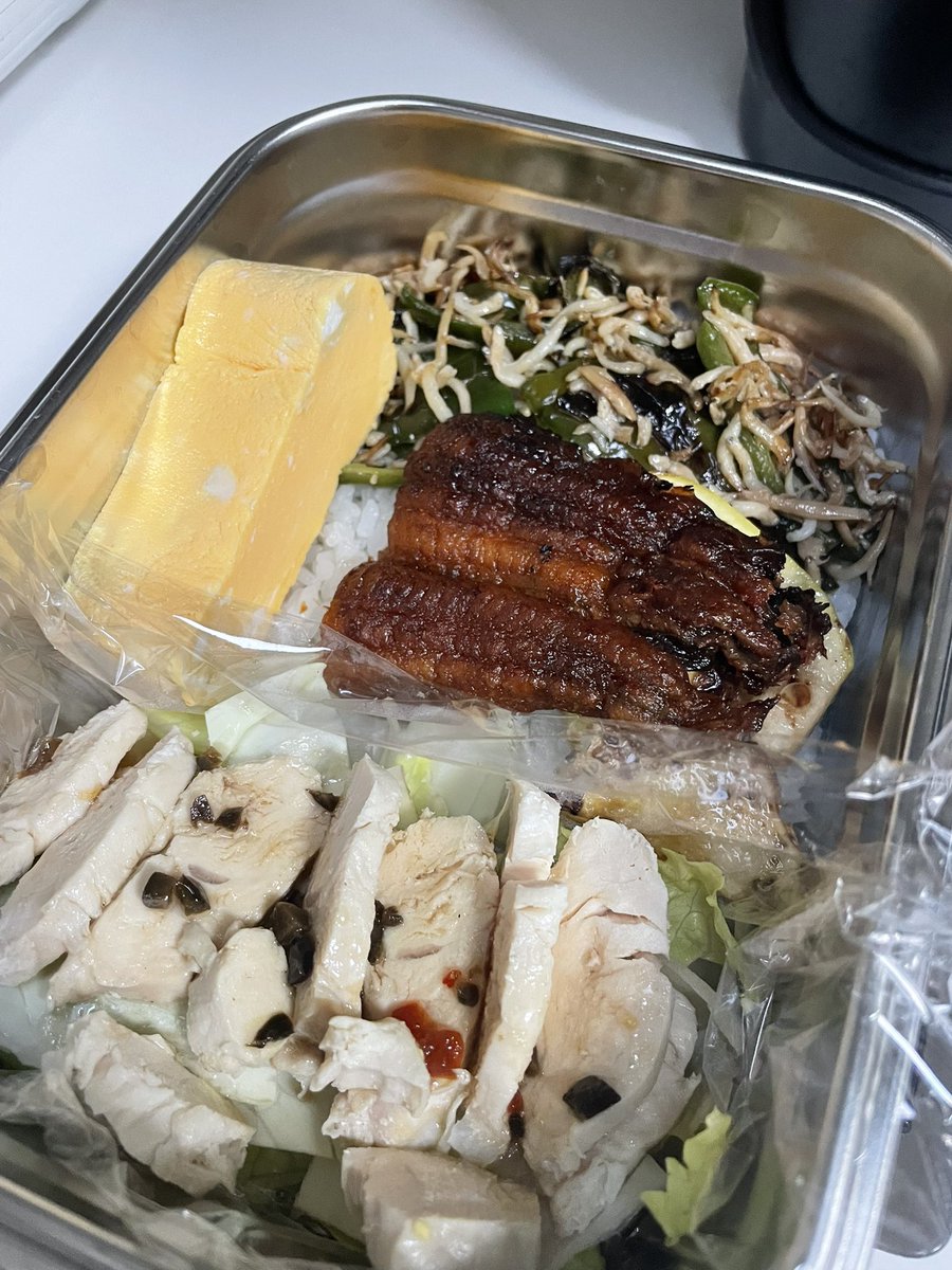 hidaka_yosuke's tweet photo. お弁当男子🍱
7月3〜4週目👀

暑さが強まり…冷しゃぶサラダスタイルと緑色した苦い野菜が勢力を増してくる☀️
ウナギはレンチンが出来ない職場では辛いと感じ始め小ぶりに…笑

#お弁当男子
#元気にするばいぼくらの宗像 
#身体が欲する食材選び https://t.co/Vaxdm0Kjgx