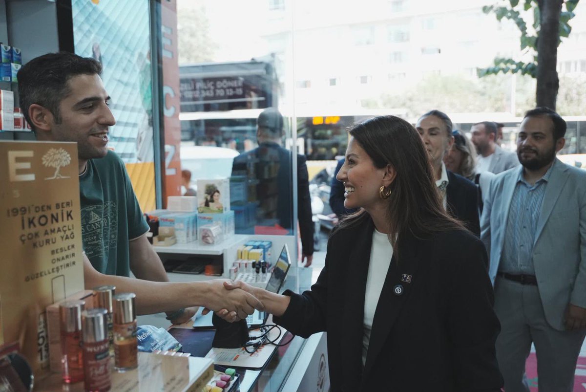 anahtarparti's tweet photo. Rotamız millet: Durağımız İstanbul…

Genel Başkan Yardımcımız Sayın Hatice Ceren Yılmaz, “Rotamız Millet” programı kapsamında Şişli’de esnafımızı ziyaret etti, ilçe sakinleriyle sohbet ederek talep ve beklentilerini dinledi.

Program kapsamında Atatürkçü Düşünce Derneği Şişli Şubesi’ni de ziyaret eden Yılmaz’a; İstanbul İl Başkanımız Sayın Cahit Vural ile MYK üyemiz sayın Ömer Ekinci de eşlik etti.