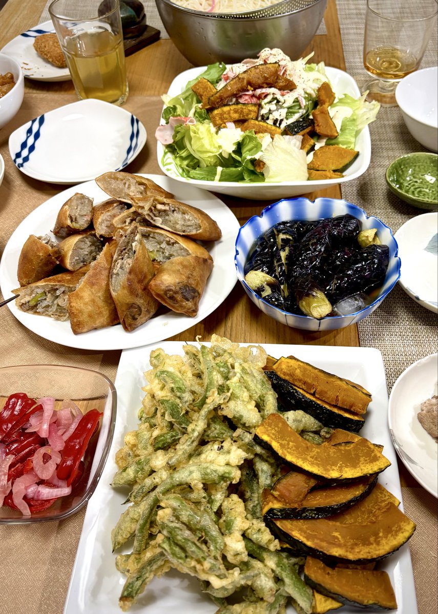 yyyyyuunnooooo's tweet photo. ひやむぎと揚げ物です
まだピンクやグリーンの麺が嬉しいです

#おうちごはん #料理写真 #食事記録 https://t.co/LBgONa1jZN