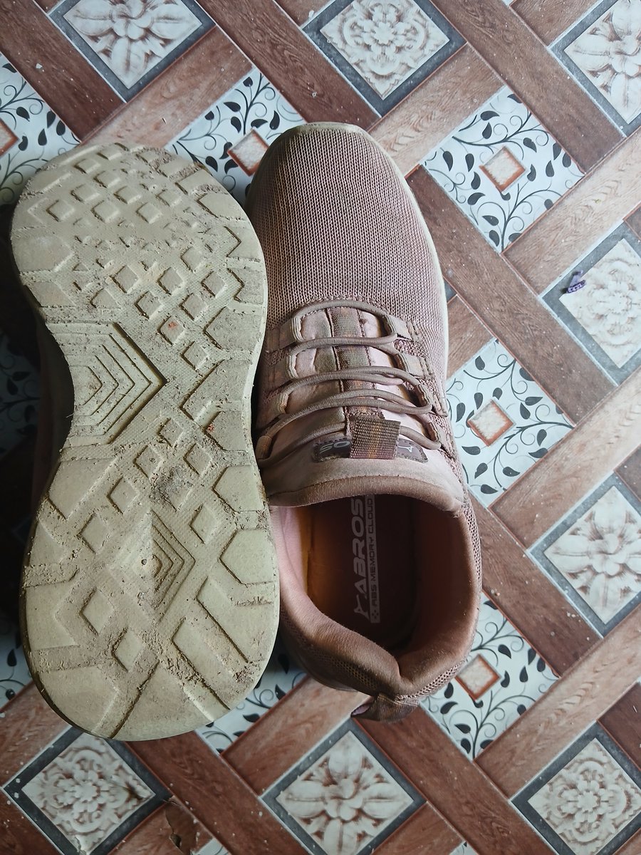 Nehagoddess8's tweet photo. Lick my dirty shoes clean, you dogs! https://t.co/QE5h20edeW