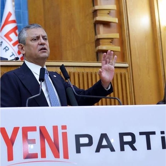 kiyashaber236's tweet photo. 🔴 SON DAKİKA | Özgür Özel, teröristlerin affını öngören Çerçeve Yasa’ya “evet” diyeceklerini açıkladı. https://t.co/yR0BwAgTnR