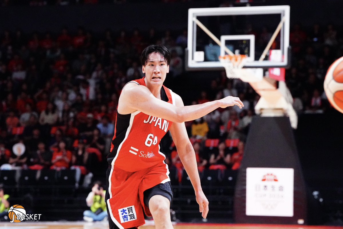 jbasket_jp's tweet photo. 【男子🇯🇵日本代表】高島紳司
モンゴル戦GAME2勝利後🎙️
⁡
J：後半は最大15点差をつけられました。相手に先手を取られた中で、どのような気持ちで試合に臨み、チームにはどんな声をかけていましたか？
⁡
高島
「後半の最初に、55番に相手が勢いに乗るようなダンクを許してしまったのは、自分の責任だと感じていました。そこからズルズルいってしまったことにも責任を感じました。
⁡
ただ、バスケットボールはチームでやるスポーツですし、切り替えて一つひとつ点差を詰めていくしかありません。チーム全員で我慢強く戦っていこうと思っていました」
⁡
J：速い展開への対応と、ビッグマンを生かすトーンセットの両方で、高島選手は複数の役割にアジャストできているように見えます。どのポジション、どの時間帯で起用されても対応できるよう、常にどう準備しているのでしょうか？
⁡
高島
「いろいろなセットプレーに取り組んでいる中で、自分は理解できている方だと思っています。
⁡
慣れていない選手がそのポジションに入って戸惑うよりも、自分が入って、普段そのポジションでプレーしている選手がやりやすいように動いた方がいいと思っています。
⁡
先ほども言いましたが、チームで戦うスポーツですし、そういった役割に適応できれば、自分の一つの強みにもなると思います。自分がコートに立てる時間も増えると思うので、そこは意識して取り組んでいます」
⁡
J：さまざまなカテゴリーの日本代表が活動する中で、高島選手にとっても日の丸を背負って挑戦するチャンスが広がっています。そこに対して、どのような気持ちを持っていますか？
⁡
高島
「次のWindowに向けてアピールしようと思って、この試合に臨んでいたわけではありません。いつもやっていることを評価してもらえれば、自然と呼ばれると思っていますし、そこに向けて肩肘を張っても、あまり良くないと思っています。
⁡
まずは目の前の試合に向けて、自分ができることを最大限やっていく。それを評価してもらえれば呼ばれると思っています。
いつもやっていることを続けて、それを評価されて次のレベルに上がったとしても、そこで同じことをやればいいだけだと思っています」

Jbasketが高島紳司の言葉から感じたのは、複数の役割をこなせるだけではなく、チーム全体を見ながら自分がどこに入れば仲間が力を発揮できるかを考える、理解力の高さだった。
⁡
自らのミスを受け止めながらも、そこで下を向かず、チームで我慢強く点差を詰めていく。そして、代表選出を意識しすぎるのではなく、目の前の試合で自分にできることを積み重ねる。どのポジション、どの時間帯でもチームを機能させられる高島の存在は、これからさらに強度が上がる日本代表にとって、確かな力になっていくはずだ。

#高島紳司
#AkatsukiJapan
#Jbasketインタビュー