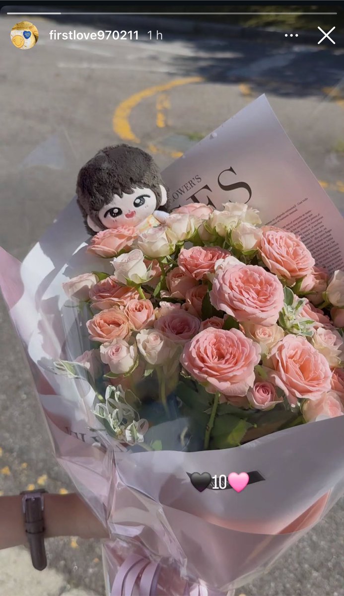RoseMau24's tweet photo. The NumberOne who gave this bouquet of flowers to Rosé was FirstLove 🥹 https://t.co/sQDZfcDnms