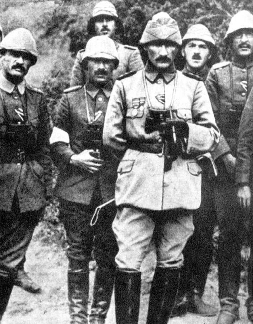 SMEYDAN's tweet photo. Atatürk'ün Anlatımıyla 10 Ağustos 1915 Conkbayırı Taarruzu 

"Gün doğmak üzereydi. Çadırımın önüne çıktım. Hücum edecek askeri görüyordum. Oradan hücumun yapılmasını bekleyecektim. Gecenin karanlık perdesi tamamen kalkmıştı. Artık hücum anı idi. Saatime baktım. (sabah) Dört buçuğa geliyordu. Birkaç dakika sonra ortalık tamamen ağaracak ve düşman askerlerimizi görebilecekti. Düşmanın piyade, kara ve deniz toplarının ateşi bu sıkı nizamda duran askerimiz üzerinde bir defa patlarsa, hücumun imkânsızlığına şüphe etmiyordum. Hemen ileri koştum. Hücum safını gayet seri ve kısa bir teftiş yaptım. Askerlere dedim ki; [Askerler! Karşımızdaki düşmanı mağlup edebileceğimize hiç şüphe yoktur. Ben ileri gideyim. Kırbacımla işaret verdiğim zaman, hep birden atılırsınız…] Hücum safının önünde bir yere kadar gidildi, oradan kırbacımı havaya kaldırarak hücum işaretini verdim. Bütün askerler, subaylar, artık her şeyi unutmuşlar, nazarlarını, kalplerini verilecek işarete dikmiş bulunuyorlardı. Süngüleri ve bir ayakları ileri uzatılmış olan askerlerimiz ve onların önünde subaylarımız kırbacımın aşağı inmesiyle sağlam bir kitle halinde aslanca bir saldırışla ileri atıldılar. Bir saniye sonra, düşman siperleri içinde gök gürültüsünü andıran seslerden başka bir şey işitilmiyordu; Allah, Allah, Allah… Düşman silah kullanmaya vakit bulamadı. Boğaz boğaza kahramanca mücadele neticesinde, ilk hatta bulunan düşman kâmilen imha edildi. Dört saat mücadeleden sonra, Conkbayırı kâmilen düşmandan temizlendi. Conkbayırı askerlerimizin eline geçtikten sonra, düşman karadan ve denizden yönelttiği yoğun topçu ateşi ile Conkbayırı’nı cehenneme çevirmişti…” 

İngilizlerin ilk hat siperlerine dalan Türk avcı erleri ile hınca hınç süngü dövüşü başladı. Sabah saat 04.45 sıralarında tüm cephe hattındaki ilk siperlerde ardı ardına patlayan el bombalarının hemen sonrasında Türk piyadeleri tepe hattından itibaren önüne kattığı İngilizlerle beraber yamaçlara doğru akmaya başladı.

Taarruz sırasında Anafartalar Grubu Komutanı Albay Mustafa Kemal yakınında patlayan bir top mermisinin misket tanesiyle vuruldu. Albay Mustafa Kemal’in göğsüne isabet eden şarapnel parçası cebindeki saatine çarpmış ve göğsünde bir ağrı ve morluk bırakmış, Albay Mustafa Kemal kurtulmuştu.

10 Ağustos 1915 süngü hücumu sonrası düşmanının Conkbayırı'nda tutunma ümidi kırıldı. Anafartalar Grup Komutanı Mustafa Kemal bir kere daha Çanakkale Muharebelerinde önemli bir zafere imza attı.

 Anafartalar Kahramanı Mustafa Kemal Atatürk başta olmak üzere Çanakkale'yi geçilmez yapan tüm kahramanlarımızı saygı ve minnetle anıyorum.

Conkbayırı Süngü Hücumu ayrıntılı okuma için bkz.👇

https://t.co/11npGjd7Yx