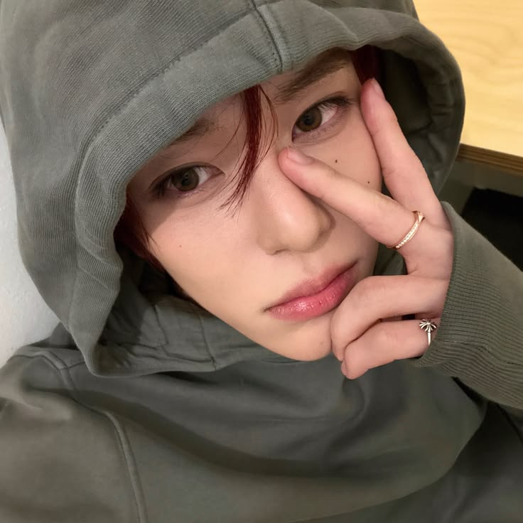 sionlovebot's tweet photo. sion selca in hoodie ♡ https://t.co/wbuheLpA9G