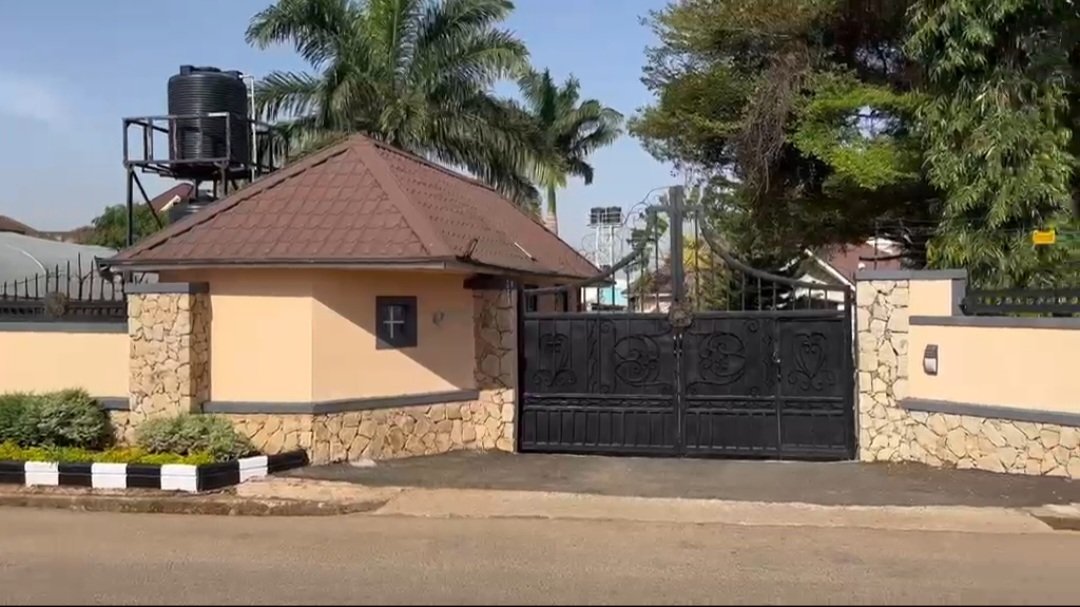 Jkmalann's tweet photo. What would you do with 5.9 plots of strategic real estate with direct road frontage? 

📍 Fwavei Junction, by Transformer 

🏡 Existing 3-bed bungalow
🏠 2 living rooms
🛣️ Direct road frontage
🅿️ Ample parking
🌳 Landscaped greenery + small farm
📜 R of O 

💰 ₦450M https://t.co/yhZZWjaEEo
