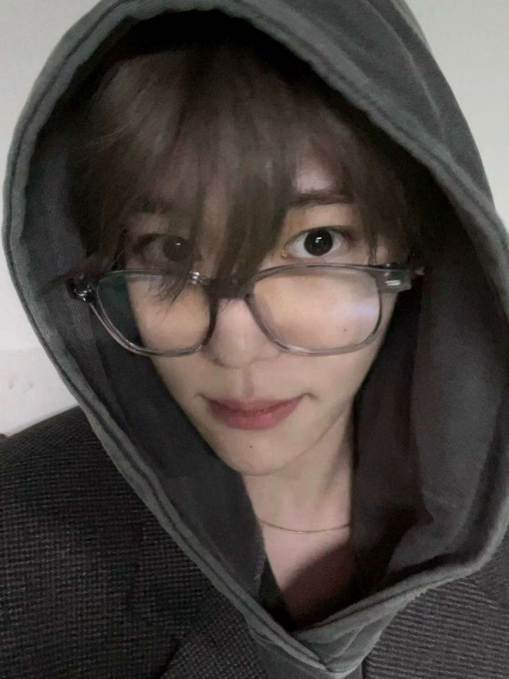 sionlovebot's tweet photo. sion selca in hoodie ♡ https://t.co/wbuheLpA9G