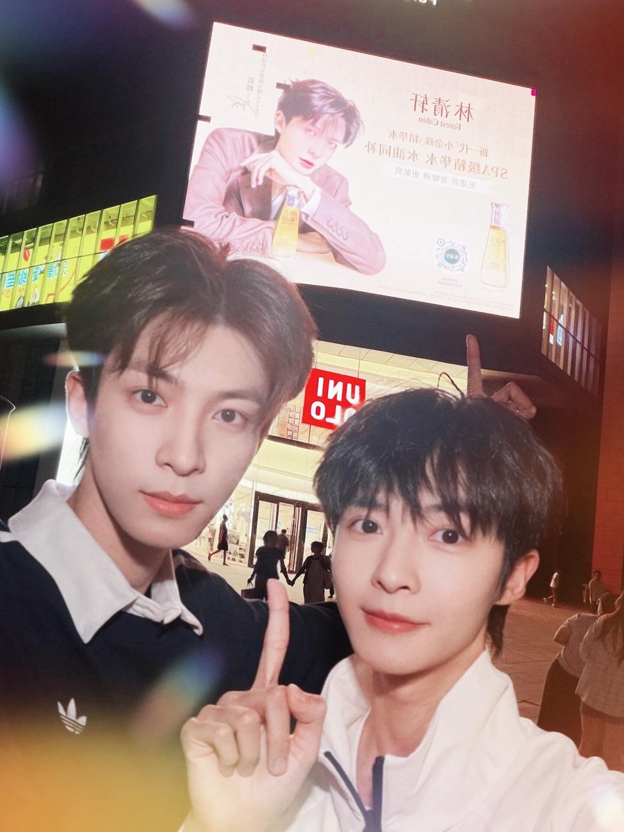 Summer_29Love's tweet photo. 옌루이하오 IG
두번째 사진은 관웨가 화장품 E commerce 방송 당시에 구매했던 구매 인증 샷과 함께 찍은 것ㅋ 그 당시 방송 녹화한 거 찾아봐야겠다...😋
#BittersweetLove
#GuanYue #YanRuihao https://t.co/IYmzLFAUPp