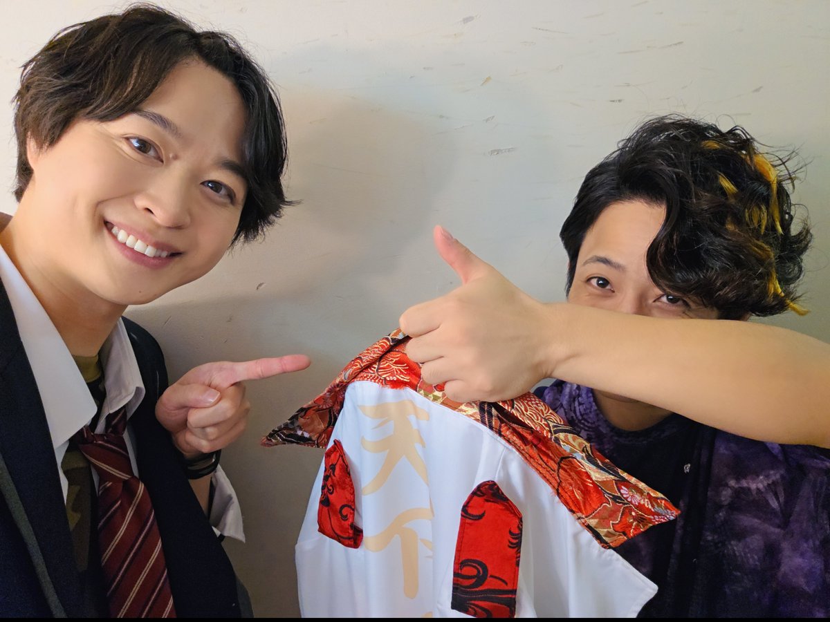 yuki_matsunami's tweet photo. #覇権DO 

本日も無事に!?終演！！
いつも応援ありがとうございます✨

毎公演、本当に楽しみながら演じさせていただいております！
日に日に増えていくサインライトやうちわ、拍手、笑い声も本当にありがたいです。

あと2公演、振り絞って駆け抜けます！！

明日はどうしようかな〜（笑） https://t.co/slPi9dmMpB