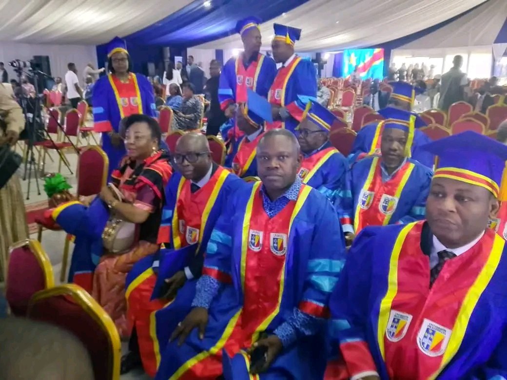 JamesMukeshaba's tweet photo. #RDC🔴‼️: Oui, les professeurs de l'UNIKIN ont promis, et ont finalement agi

La très compétente Première ministre Judith Suminwa sera bientôt honorée du titre de #Docteure_Honoris_Causa par les professeurs de l’UNIKIN ce 10 août 2026

 Pourquoi Judith Suminwa reçoit-elle ce titre ?

🔴 Pour reconnaître ses compétences.

 🔴Son sérieux dans le travail, ses compétences dans les domaines scientifique.